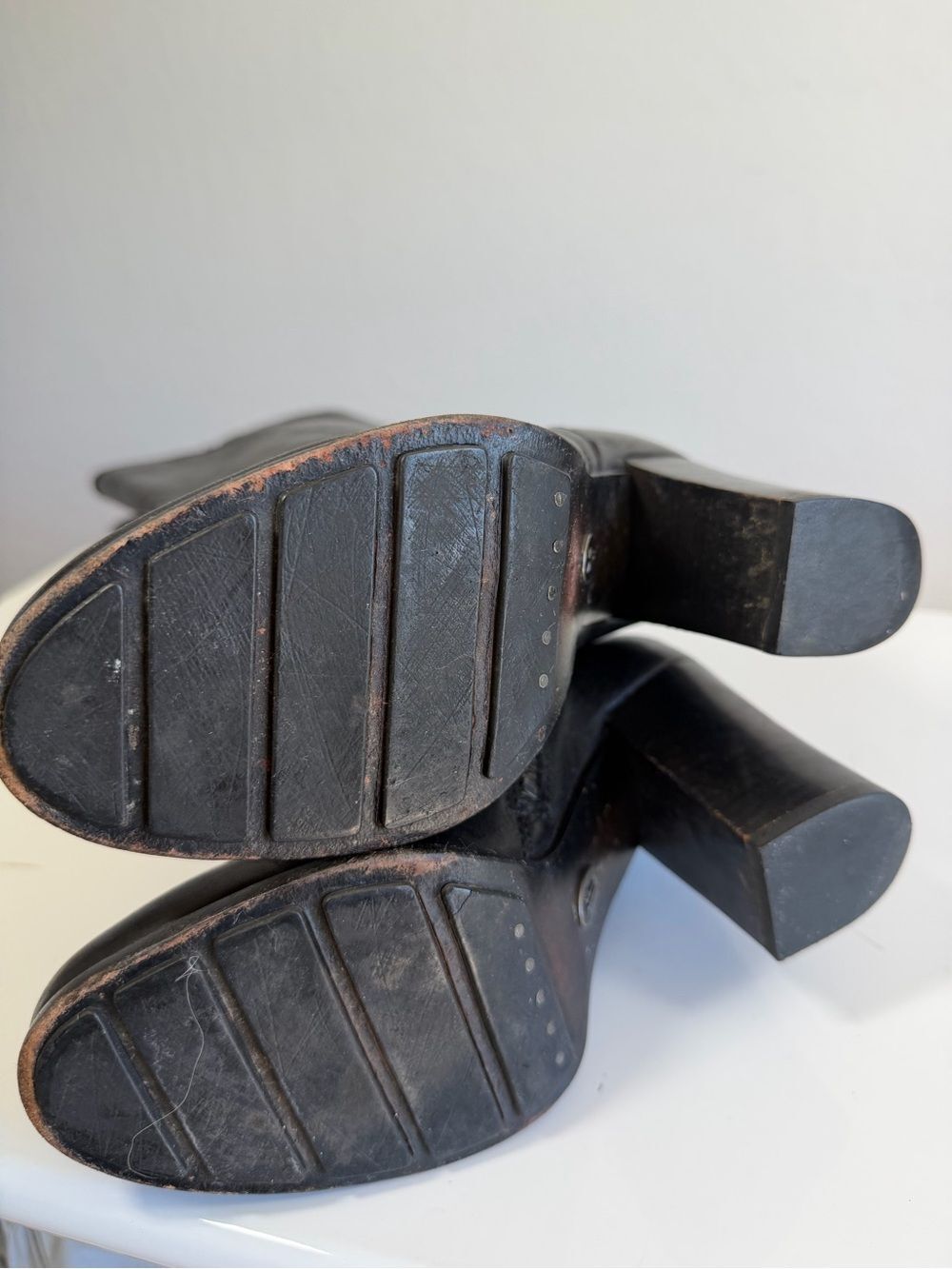 Frye Black Leather Knee-High Side-Zip Block Heel Boots - Size 7M - Picture 9 of 10